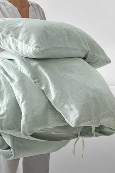 Sustainable bed linen with a hotel lock.