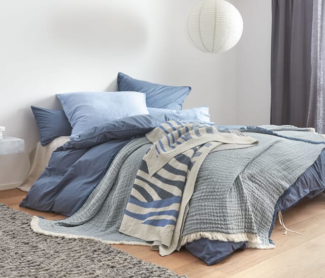 Throws and bedspreads in large sizes.
