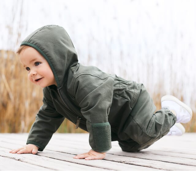 Baby overalls in olive for every season and every weather.